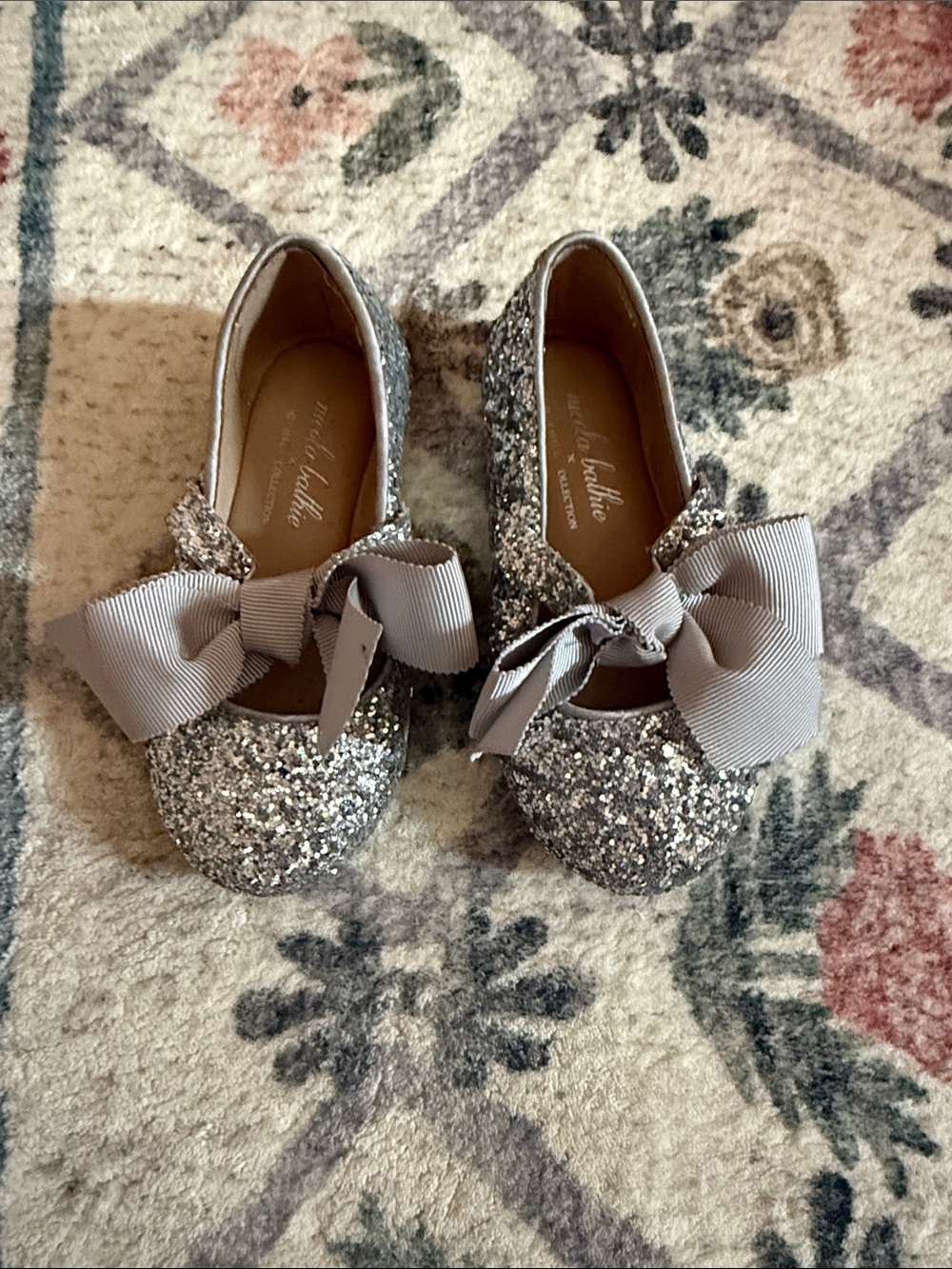 Edgehill Collection Silver Glitter Bow Dress Shoes